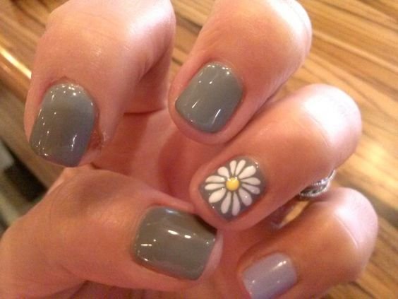 Grey with a Daisy Accent Nail