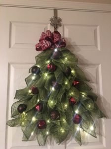 DIY Deco Mesh Tree Wreath - DIY Sweetheart