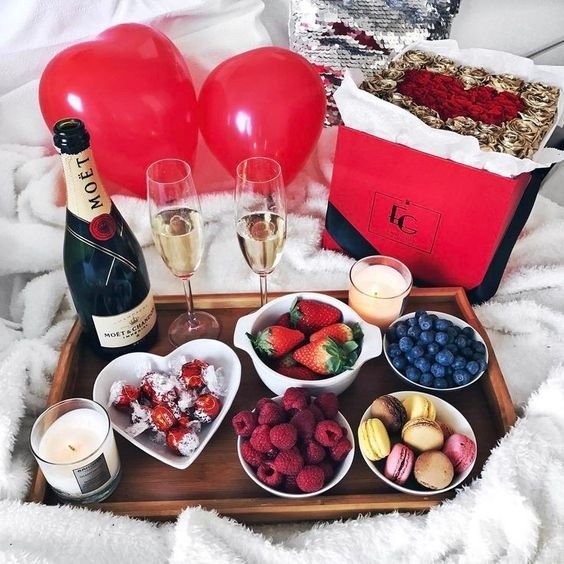 Berries & Champagne #valentines #breakfast